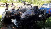 Kecelakaan maut terjadi di jalan tol Boyolali, Jawa Tengah, pada Selasa (8/9) malam lalu. Kecelakaan itu membuat sejumlah mobil rusak.