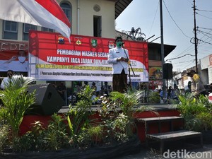 Warga Solo yang Ngeyel Tak Pakai Masker Disanksi Bersihkan Sungai