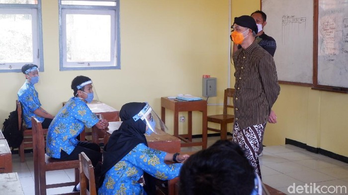 Ganjar Pranowo saat melihat simulasi sekolah tatap muka di SMKN 2 Wonosobo, Kamis (10/9/2020).