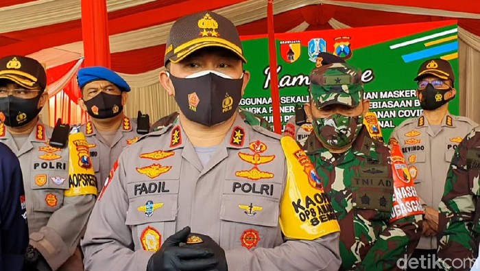 Dalam Gerakan Memakai Masker, Kapolda Jatim Irjen M Fadil Imran menyinggung tentang UU karantina. Menurutnya ada hukuman satu tahun penjara bagi warga yang lalai menerapkan protokol pencegahan COVID-19.