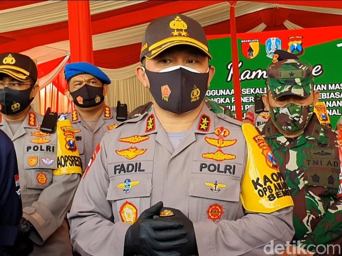 Dalam Gerakan Memakai Masker, Kapolda Jatim Irjen M Fadil Imran menyinggung tentang UU karantina. Menurutnya ada hukuman satu tahun penjara bagi warga yang lalai menerapkan protokol pencegahan COVID-19.