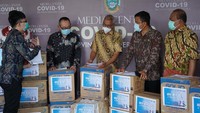Bantuan itu disalurkan dalam bentuk APD seperti baju hazmat, masker medis, pelindung wajah, pelindung sepatu, dan sarung tangan lateks kepada Pemprov Sumatera Utara dan sejumlah daerah lain seperti Jakarta, Tangerang Selatan, Yogyakarta, Surabaya, Makassar, dan Bali. dok. Pemprov Sumut