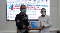 Gubernur Sumatera Utara Edy Rahmayadi menerima secara simbolis bantuan Alat Pelindung Diri (APD) dari Direktur Utama PT Bank JTrust Indonesia Tbk. (J Trust Bank) Ritsuo Fukadai (kiri) di Medan, Sumatera Utara, Kamis (10/9). dok. Pemprov Sumut