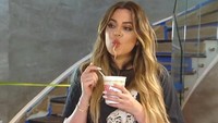 Meski sering menjalani diet ketat, tapi Khloe juga sering memanjakan dirinya sesekali dengan memakan mie instan di cup. Foto: Instagram Kardashian