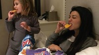 Kalau Kourtney lebih senang menghabiskan waktu santainya dengan anak-anaknya. Ngemil keripik kentang di atas tempat tidur jadi pilihannya untuk bersantai. Foto: Instagram Kardashian