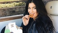 Cantiknya Kylie saat menyantap Chicken Fries Rings dari Burger King di dalam mobil mewahnya. Kylie ini lumayan sering unggah foto kulinerannya. Foto: Instagram Kardashian