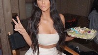 Begini cantiknya Kim Kardashian saat menyantap salad ditengah-tengah kesibukannya. Kim sendiri paling ketat menjaga pola makan sehatnya. Foto: Instagram Kardashian
