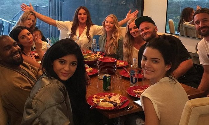 Intip Momen Kulineran Keluarga Besar Kardashian yang Kompak Intip Momen Kulineran Keluarga Besar Kardashian yang Kompak