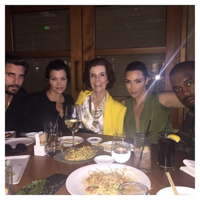 Intip Momen Kulineran Keluarga Besar Kardashian yang Kompak Intip Momen Kulineran Keluarga Besar Kardashian yang Kompak