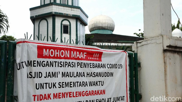 Jakarta Kembali PSBB, Masjid di Pancoran Mulai Tutup Masjid Jami Maulana Hasanuddin di Jalan MT Haryono, Pancoran, Jakarta, kembali ditutup, Kamis (10/9). Hal ini terkait PSBB yang kembali akan diberlakukan di Jakarta.