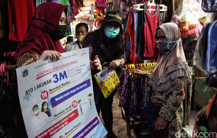 Relawan melakukan sosialisasi 3M di kawasan Sungai Bambu, Jakut, Kamis (10/9). Sosialisasi dilakukan jelang penerapan kembali PSBB secara ketat pada 14 September 2020.