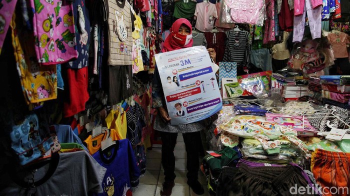 Jelang PSBB Total, Sosialisasi 3M Digencarkan Lagi Relawan melakukan sosialisasi 3M di kawasan Sungai Bambu, Jakut, Kamis (10/9). Sosialisasi dilakukan jelang penerapan kembali PSBB secara ketat pada 14 September 2020.