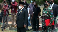 Upacara pemakaman dipimpin oleh mantan Wakil Presiden RI Jusuf Kalla.