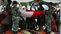 Jenazah Jakob Oetama dimasukan ke liang lahat.