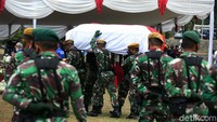 Jakob Oetama sempat dirawat di Rumah Sakit Mitra Keluarga Kelapa Gading sejak 22 Agustus 2020. Ia masuk rumah sakit dalam keadaan kritis dan mengalami gangguan multiorgan. Kondisi Jakob Oetama sempat membaik di tengah perawatan. Namun, karena faktor usia dan penyakit komorbid, kondisi Jakob Oetama memburuk dan akhirnya meninggal dunia.