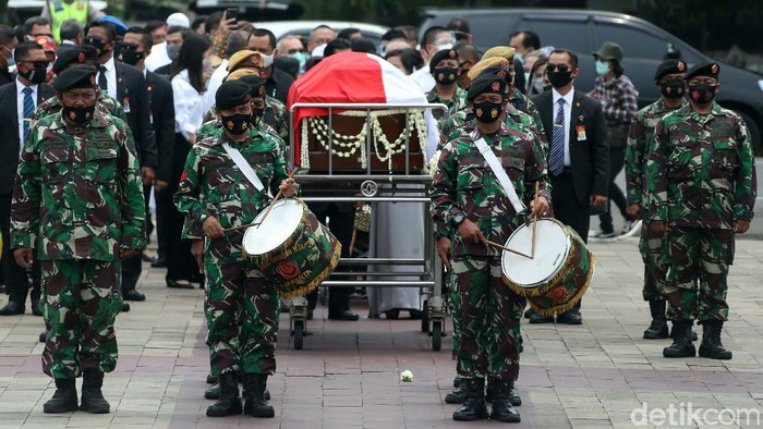 Jenazah Jakob Oetama Dimakamkan di TMP Kalibata Jenazah Jakob Oetama dimakamkan di Taman Makam Pahlawan Kalibata, Kamis (10/9). Upacara pemakaman dipimpin oleh mantan Wakil Presiden RI Jusuf Kalla.