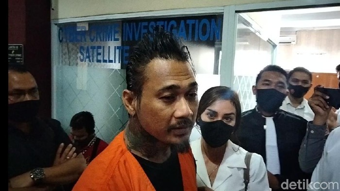 Jerinx setelah walk out sidang kasus kasus ujaran kebencian di Bali