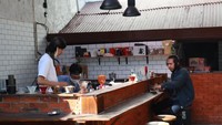 Tempatnya asyik, tidak membosankan seperti di dalam kantor. Interiornya yang natural dan terbuka membuat siapa saja betah untuk nongkrong sambil kerja. 