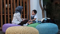 Tak hanya itu, di Kafe H04 juga para pengunjung bisa bekerja sambil mengasuh anak. Tak jarang, ada pengunjung yang datang membawa anak.