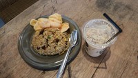Di kafe ini kita bisa mencicipi makanan ringan hingga makanan berat seperti nasi goreng, bakso malang, dimsum dan lainnya. Kita juga bisa mencicipi kopi enak yang dibuat langsung secara manual oleh barista H04. 