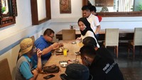 Ada juga tempat meeting berkapasitas 8-10 orang dengan fasilitas AC, papan tulis dan infocus. Sementara untuk spot lainnya seperti plaza space working dapat digunakan untuk aktivitas seperti olahraga yoga, workshop dan lainnya. 