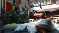 Kafe H04 adalah salah satu kafe di Kota Bandung yang nyaman buat nongkrong sambil kerja. Lokasinya ada di Jalan Halmahera, bisa jadi tempat alternatif buat para pekerja yang mencari tempat bekerja dengan suasana yang berbeda.