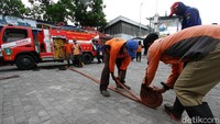 Pelatihan ini sebagai mitigasi kebakaran di kawasan TPA Putri Cempo yang kerap terjadi saat musim kemarau.