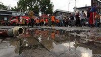 Warga yang rata-rata memang mengais rezeki dari TPA Putri Cempo ikut aktif mengikuti pelatihan tersebut. Mengingat apabila terjadi kebakaran di gunungan sampah TPA Putri Cempo, warga sekitar juga yang turut terkena dampaknya.