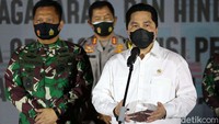 Menteri Badan Usaha Milik Negara (BUMN) Erick Thohir (kanan) bersama Panglima Kodam (Pangdam) Jaya, Mayjen TNI Dudung Abdurachman saat konferensi pers terkait kampanye protokol kesehatan di Polda Metro Jaya, Kamis, 10 September 2020.