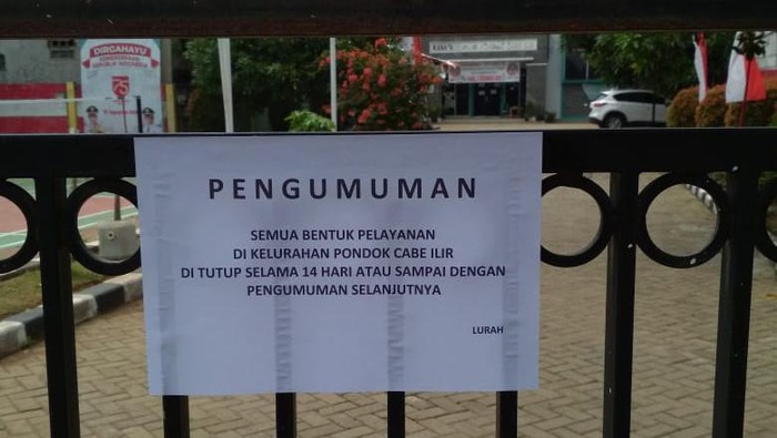 Kantor Kelurahan Pondok Cabe Ilir sempat ditempeli pengumuman ditutup karena ada info Corona