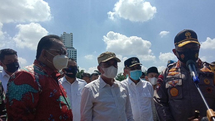Kapolda Sumut Irjen Martuani Sormin (pertama dari kanan)/Ahmad Arfah-detikcom