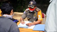 Sejumlah warga kedapatan tidak memakai masker.