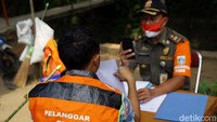 Mereka kemudian didata dan harus memilih denda administrasi atau kerja sosial.