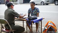 Petugas Satpol PP Kelurahan Bintaro, Jakarta Selatan, melakukan razia masker, Kamis (10/9/2020).