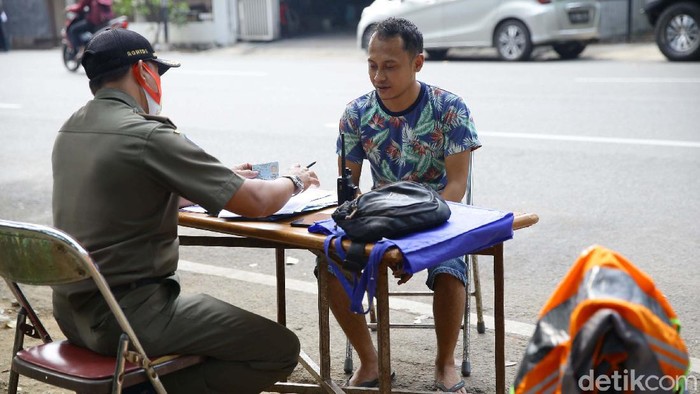 Kasus Corona Meningkat, Masih Ada Warga Tidak Bermasker Petugas Satpol PP Kelurahan Bintaro, Jakarta Selatan, melakukan razia masker di tengah tingginya kasus Corona. Sejumlah warga terjaring razia.
