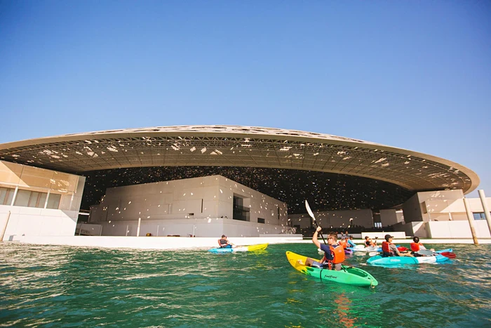 kayaking di museum louvre abu dhabi