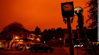 Meteorolog Judson Jones menjelaskan, perubahan warna ini terjadi seiring dengan makin tebalnya asap dan abu di dekat kebakaran hutan. Asap dan abu itu kemudian memotong sinar matahari sehingga langit berubah warna seperti ini.