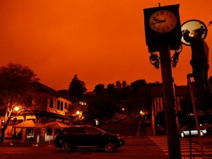 Seram! Langit California Berwarna Oranye