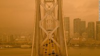 Dilaporkan CNN, langit oranye sampai merah juga terlihat menyelimuti San Fransisco, Oakland, dan Berkeley. 
