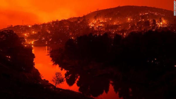 Kebakaran yang melanda California ini merupakan gabungan dari kebakaran Creek dan kebakaran Kompleks Utara. 