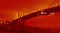 Jembatan Golden Gate juga diselimuti oleh warna oranye yang ditimbulkan dari kebakaran hutan. Frederic Larson via AP.