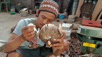 Oni pun mengaku dulunya tidak memiliki keahlian untuk membuat barang kerajinan dari batok. Namun pada saat kuliah sempat berhenti membuat kerajinan batok. Setelah lulus kuliah pada tahun 2017 silam, Oni baru berniat menekuni usaha kerajinan batok tersebut.