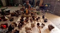 Beragam benda yang diolah Oni dari batok kelapa itu pun cukup diminati oleh masyarakat. Menurut Oni, kebanyakan orang membeli peralatan makan buatannya. Harga yang dibanderol untuk beragam benda dari batok kelapa itu pun beragam, mulai dari Rp 500 hingga Rp 14 ribu.