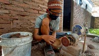 Tiar Bachroni (25) sukses mengolah batok kelapa yang kerap dianggap tak bernilai menjadi sebuah benda bernilai jual tinggi. Warga Kudus ini membuat beragam benda mulai dari peralatan makan, lampu gantung, hingga celengan dari batok kelapa.