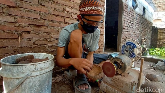 Kisah Perajin Batok Kelapa di Kudus Jajal Pasar Internasional Batok kelapa yang dianggap tak bernilai ekonomis disulap oleh pria ini jadi benda bernilai jual tinggi. Kerajinan batok kelapa itu tembus pasar internasional.