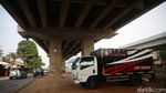 Kolong Tol Becakayu Jadikan Parkiran Truk