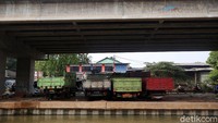 Kendaraan yang parkir didominasi oleh truk.