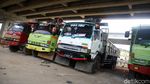 Kolong Tol Becakayu Jadikan Parkiran Truk