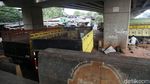 Kolong Tol Becakayu Jadikan Parkiran Truk