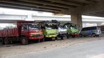 Kolong Tol Becakayu Jadikan Parkiran Truk